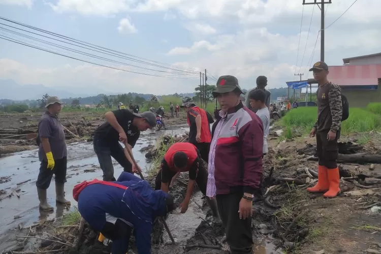 Aksi Solidaritas Pramuka dan Komunitas Sekolah Bantu Korban Banjir Bukit Batabuah Kabupaten Agam (Humas Pemkab Agam )