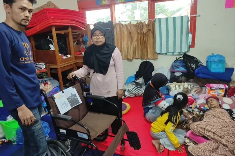 Kunjungi Pengungsi Banjir Lahar Dingin di Agam, Cindy Monica Beri Bantuan Kursi Roda untuk Lansia Lumpuh