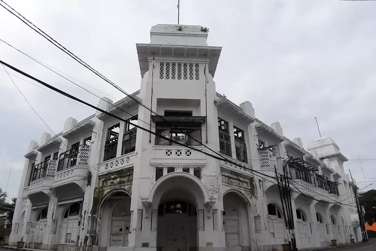 Misteri keangkeran Peninggalan bangunan bersejarah yang dapat ditemukan di Kota Medan adalah bangunan peninggalan pemerintah Hindia-Belanda yang berada di jalan Ahmad Yani, tepatnya berada di persimpangan Jalan Hindu.