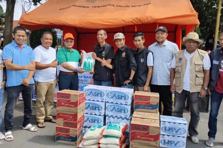 Almaisyar Dt Bangso Dirajo Serahkan Bantuan untuk Korban Banjir Lahar Dingin Marapi (IST)