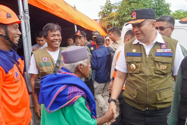 Serahkan Bantuan, Pj Wali Kota Padang Kunjungi Daerah Terdampak Bencana di Sumbar  (Humas Pemko Padang )