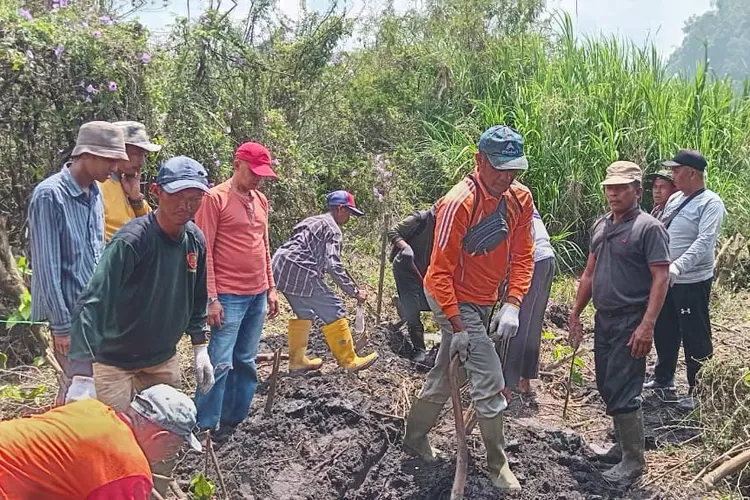 Semangat Gotong Royong, Pembersihan Jalur Sungai di Nagari Panampuang Agam Libatkan Ratusan Warga dan TNI (Humas Pemkab Agam )