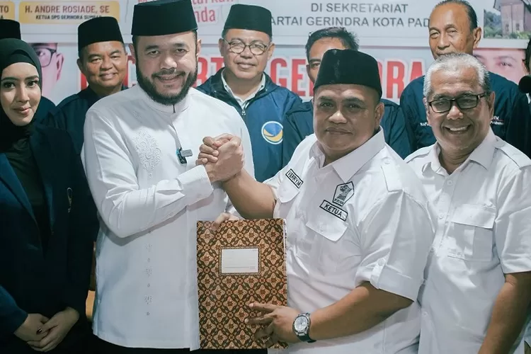 Fadly Amran Serahkan Formulir dan Berkas Pendaftaran Calon Wali Kota Padang ke DPC Gerindra