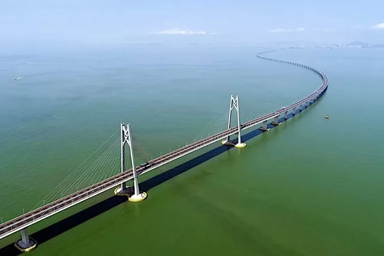Ilustrasi jembatan terpanjang di Indonesia yang akan hadir di Provinsi Riau. Pada Mei tahun 2024, sejumlah tim terkait telah datang meninjau rencana lokasi pembangunan. (Dok: Autoevolution)