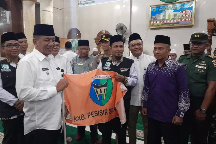 Bupati Rusma Lepas Keberangkatan 143 Calon Jemaah Haji Asal Pesisir Selatan (Kominfo Pesisir Selatan)