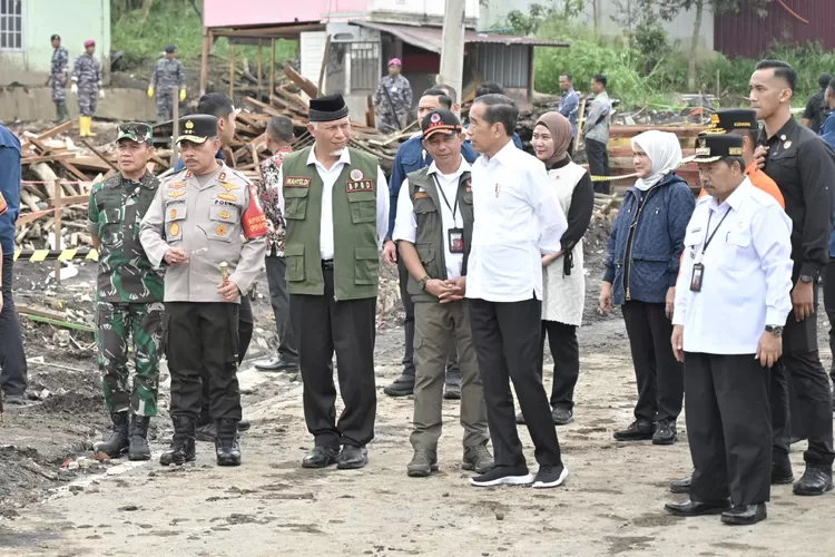 Presiden Jokowi saat meninjau kerusakan dampak bencana banjir lahar dingin dan longsor di Bukik Batabuah, Agam, Selasa, 21 Mei 2024. (Humas Pemprov Sumbar )