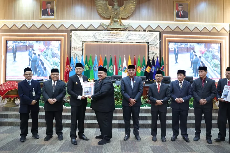 Penyerahan Laporan Hasil Pemeriksaan (LHP) atas LKPD tahun 2023 itu diserahkan dalam rapat paripurna Dewan Perwakilan Rakyat Daerah (DPRD) Provinsi Sumatera Barat, Senin, 20 Mei 2024.  (Humas Pemprov Sumbar )