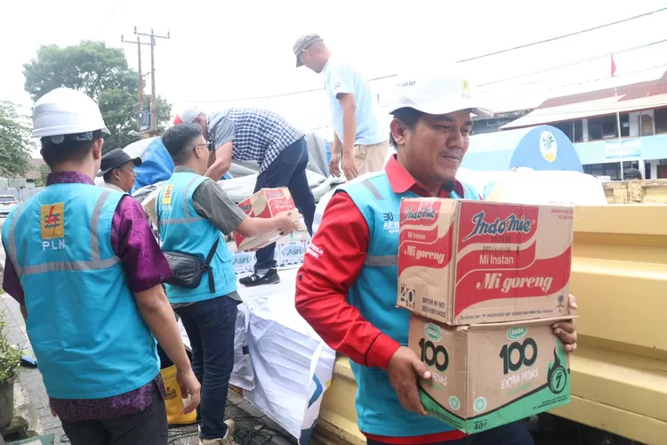 Aksi Peduli YBM PLN Salurkan Bantuan untuk Korban Bencana Alam di Kabupaten Agam dan Tanah Datar (Humas PLN )