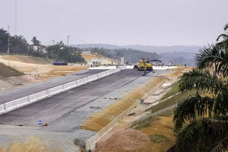 Ilustrasi pembangunan Jalan Tol Sicincin-Bukittinggi di Sumatera Barat. Ganti rugi pembebasan lahan proyek rangkaian Jalan Tol Trans Sumatera (JTTS) ini disebutkan sangat luar biasa banyaknya. (Dok: Media Center Riau)