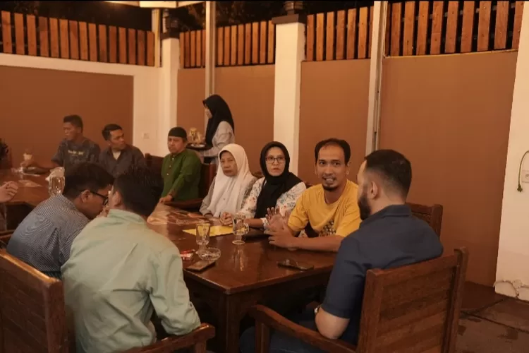 Bakal calon Wali Kota Padang Fadly Amran mengadakan pertemuan dengan warga Rimbo Kaluang Padang.