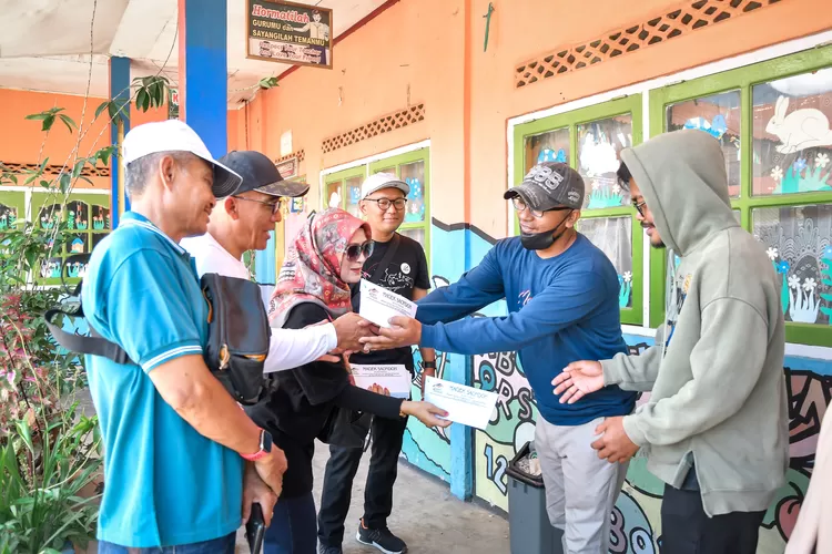 Wakili Perantau, Pengurus Magek Saondoh dan Walinagari Magek Salurkan Bantuan untuk Korban Banjir Lahar Dingin di Kabupaten Agam (Humas Pemkab Agam )