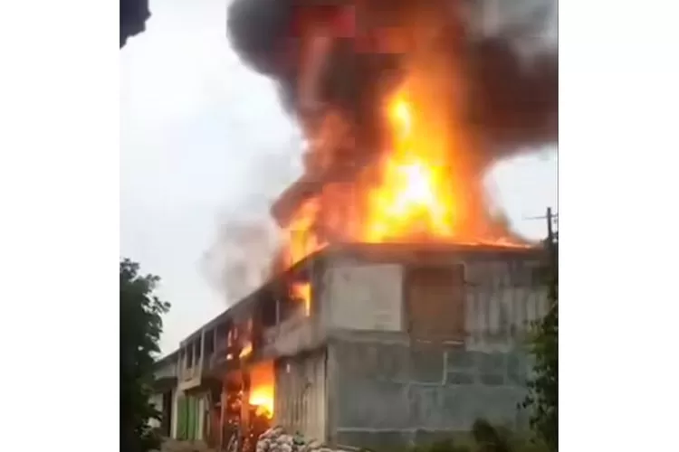Kebakaran gudang rongsok di Kartasura