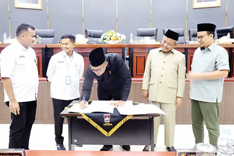 Ketua DPRD Kota Padang Syafrial kani menandatangani Persetujuan Ranperda Pertanggungjawaban Pelaksanaan APBD Kota Padang Tahun Anggaran 2023. (IST)