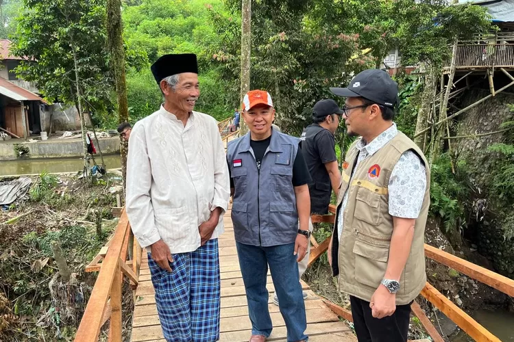 Plh Wako Padang Panjang Tinjau Jembatan Darurat di Tanjung (Kominfo Kota Padang Panjang)