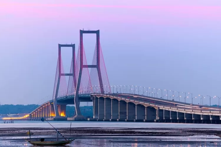 Jembatan Suramadu yang menjadi ikon jembatan terpanjang di Indonesia sebentar lagi akan dikalahkan dengan jembatan penghubung yang akan berdiri di Provinsi Riau. (Dok: MA Miftahul Huda Kediri)