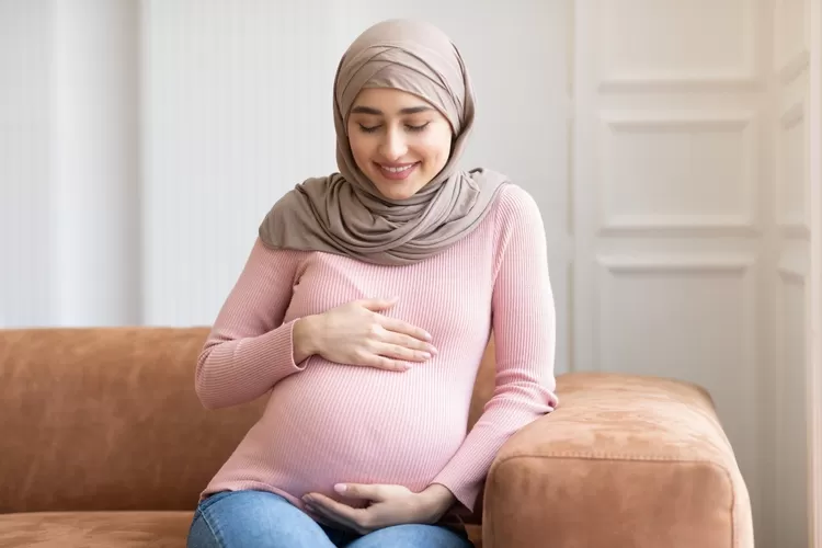 TKW cantik Indonesia ini diketahui hamil duluan di Arab Saudi tentu saja menjadi sebuah cerita yang manarik bagi netizen di tanah air apakah hamil dengan majikannya atau dengan suaminya.