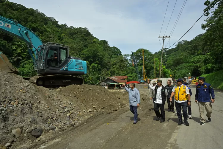 Gubernur Sumbar Minta Masyarakat Mohon Bersabar, Perbaikan Jalan Lembah Anai Diperkirakan Tuntas 21 Juli 2024 (Humas Pemprov Sumbar )