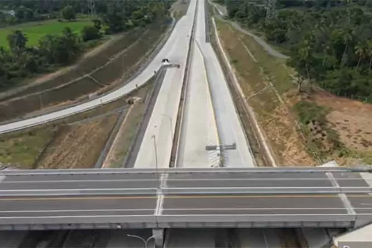 Mega Proyek Jalan Tol Padang Sicincin yang menelan anggaran konstruksi jumbo mencapai Rp9,8 triliun terus dikebut pembangunannya dalam rangka meningkatkan konektivitas antar wilayah khususnya di Pulau Sumatra.