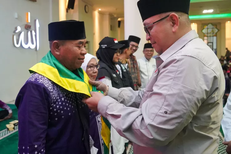 Pj Walikota Padang Andree Algamar melepas CHJ. (Humas Pemko Padang )