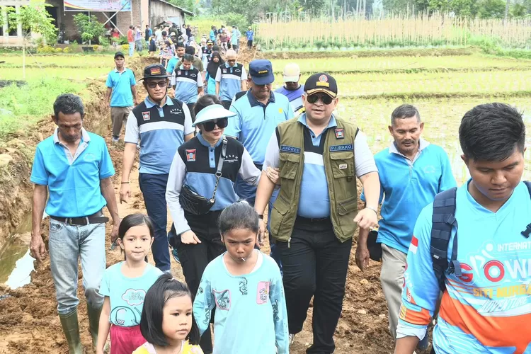 Manunggal BBGRM di Korong Gadang, Pj Wako Apresiasi Warga Hibahkan Tanah untuk Jalan Baru (Humas Pemko Padang )