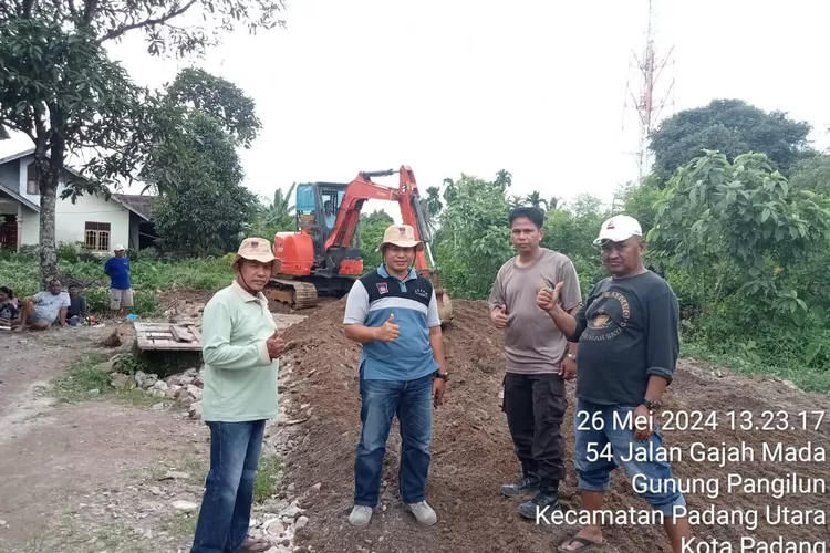 Warga Hibahkan Tanah, Pj Wako Padang Tepati Janji Datangkan Alat Berat (Humas Pemko Padang )