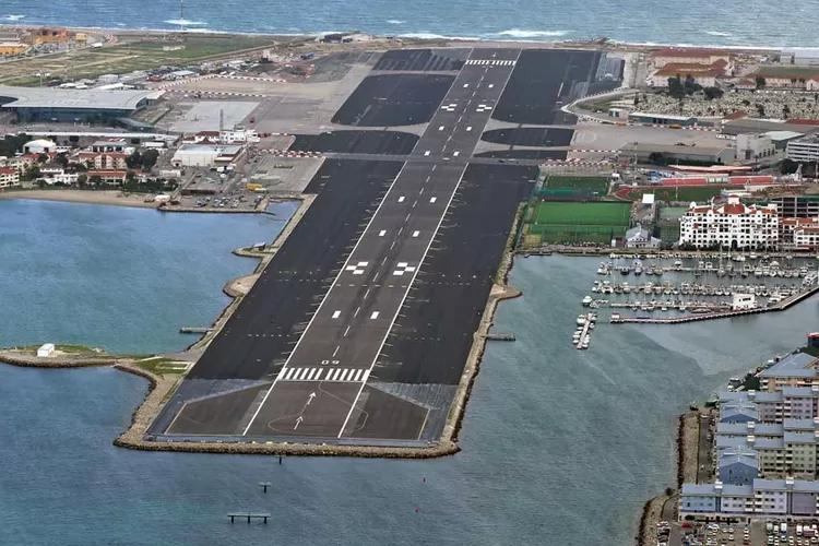 Ilustrasi bandara di Pulau tambelan, Kepulauan Riau. Pulau Tambelan ini sempat diisukan akan dijual sekira Rp1,4 triliun.  (Dok: Malaga Airport Transfers)