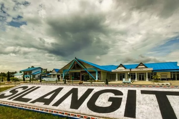 Bandara Udara Silangit ini baru diresmikan pada tahun 2017, namun faktanya pembangunan bandara milik AP II di Tapanuli Utara, Sumatera Utara ini dibangun pertama kali pada masa penjajahan Jepang.