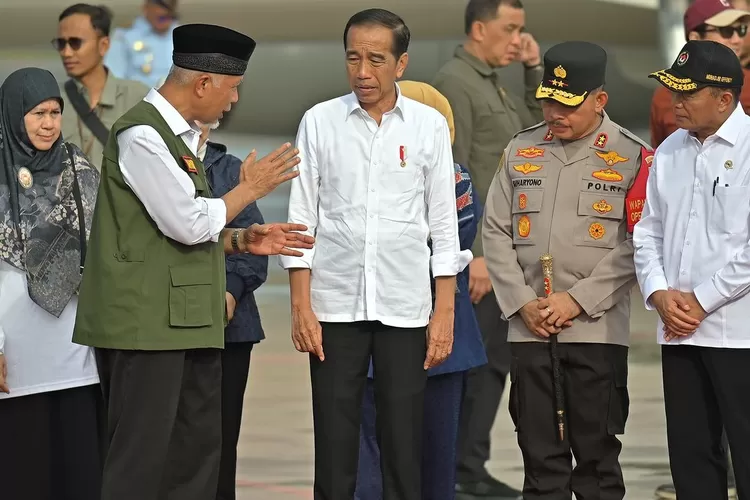 Gubernur Sumatera Barat, Mahyeldi Ansharullah saat bertemu Presiden Joko Widodo (Jokowi). Pemerintah Sumatera Barat menunggu trase jalan tol dari Pemerintah Pusat untuk kemudian di-follow up dengan pembebasan lahan. (Instagram: mahyeldisp)