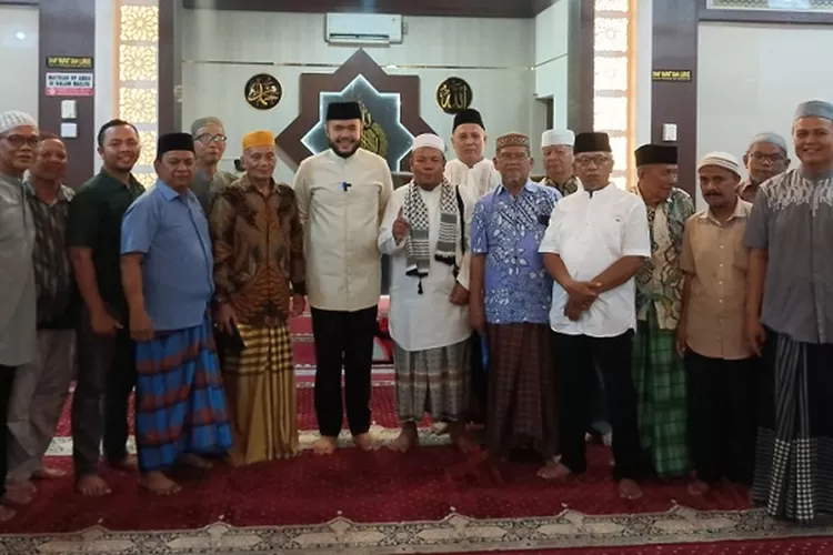  Bakal calon Wali Kota Padang Fadly Amran bersilaturahmi dengan masyarakat Pegambiran Kecamatan Lubuk Begalung, Padang.
