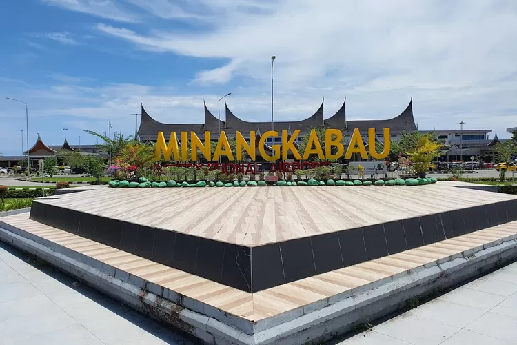 Bandara Internasional Minangkabau tak jadi turun Status, Wali Kota Pariaman, Genius Umar, punya andil sebagai Kepala Daerah Pertama di Sumatera Barat, yang getol mempertahankan status BIM sebagai Bandara internasional, sampai menyurati Menteri BUMN (Badan Usaha Milik Negara), Erick Thohir.