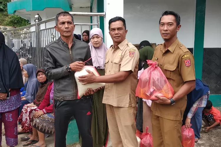Kelompok Tani se-Kecamatan Baso Bantu Korban Banjir Bandang di Kabupaten Agam (Humas Pemko Padang )