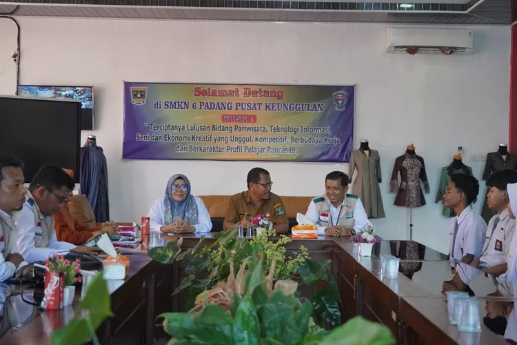 YBM PLN Goes To School, 7 Siswa Berprestasi di SMK N 6 Kota Padang Dapat Beasiswa (Humas PLN )