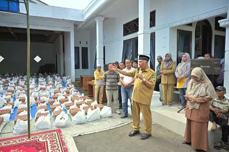 Gubernur Salurkan 1.400 Paket Sembako untuk Daerah Pascabencana di Pesisir Selatan (Humas Pemprov Sumbar )