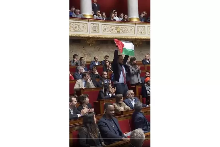 Politisi Prancis kibarkan bendera Palestina saat sidang parlemen