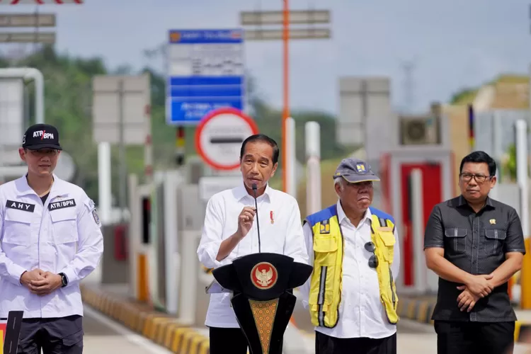 Presiden Joko Widodo (Jokowi) saat meresmikan Jalan Tol Bangkinang-Koto Kampar di Provinsi Riau. Jokowi berpesan pada proyek Jalan Tol Trans Sumatera (JTTS) penghubung Riau dan Sumatera Barat. (Media Center Riau)
