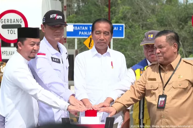 Presiden Jokowi datang ke Provinsi Riau untuk meresmikan Jalan Tol Bangkinang-Koto Kampar yang tuntas dalam 5 tahun. Tol ini rangkaian Jalan Tol Trans Sumatera (JTTS). (Dok: Sekretariat kepresidenan | Media Center Riau)