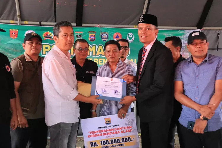Pj Wali Kota Pariaman Serahkan Bantuan Tunai Rp100 Juta untuk Korban Bencana di Agam  (Humas Pemkab Agam)