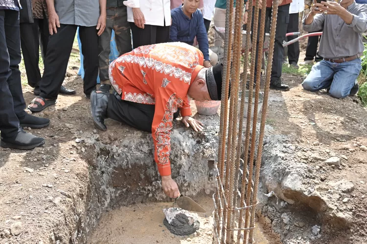 Gubernur Sumbar Letakkan Batu Pertama Pembangunan Masjid Raya Jihad Koto Hilalang (Humas Pemprov Sumbar )