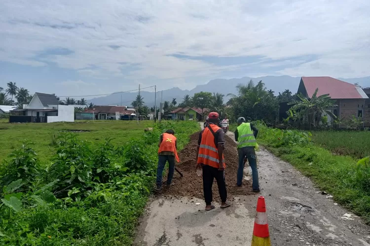 Jalan di Korong Gadang Kuranji Mulai Diperbaiki, Pj Wako Padang: Gas Terus !!! (Humas Pemko Padang )