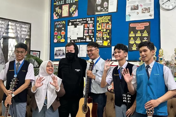 Alan Walker mengunjungi sekolah Al-Azhar Medan