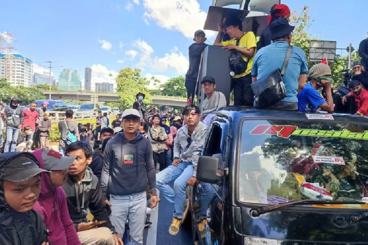 Jurnalis, wartawan, dan mahasiswa gelar protes di depan Gedung DPR
