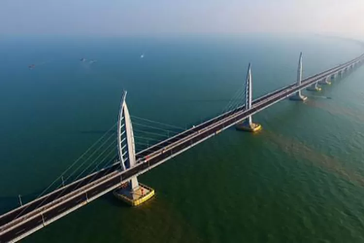 Jembatan ini akan menghubungkan Pulau Jawa dan Sumatera dengan panjang 29 KM dan lebar 60 meter, diperkirakan selesai pada tahun 2025. Proyek ini membutuhkan pendanaan sekitar 100 triliun rupiah dan memakan waktu pembangunan selama 10 tahun.