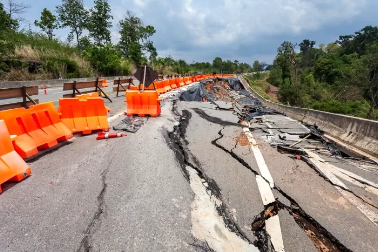 Ilustrasi kerusakan jalan tol Bocimi akibat longsor