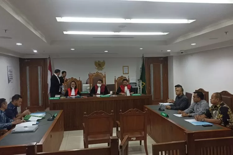 Majelis Hakim Pengadilan Niaga pada Pengadilan Negeri Jakarta Pusat telah memutus Pailit yang didahului Perkara Penundaan Kewajiban Pembayaran (PKPU) Tetap antara Arsjad Rasjid cs terhadap ahli waris PT Krama Yudha, yakni Rozita dan Ery.