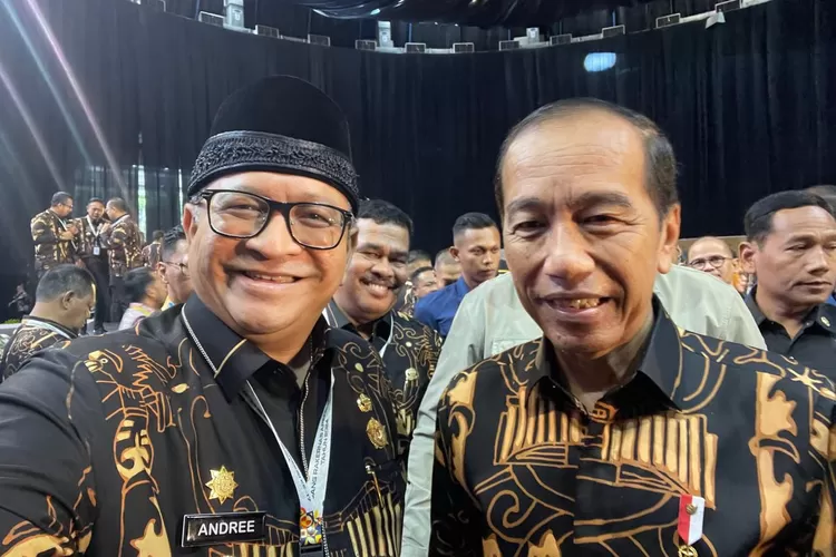 Pj Wako Padang Andree Algamar bersama Presiden Jokowi. (Humas Pemko Padang )