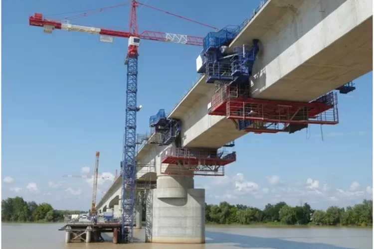 Gubernur Kepuauan Riau hadir langsung dalam proses survei penyelidikan tanah untuk pembangunan mega proyek Jembatan Batam Bintan. Konstruksi diharapkan dapat dimulai di tahun 2025. (Dok: Castrofacilitator)