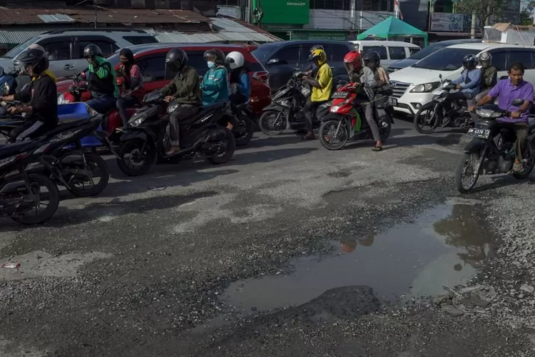 Provinsi Riau yang masuk daftar 10 besar provinsi dengan jumlah jalan rusak terbanyak di Indonesia.Jalan rusak di Riau sepanjang 1073,5 km.