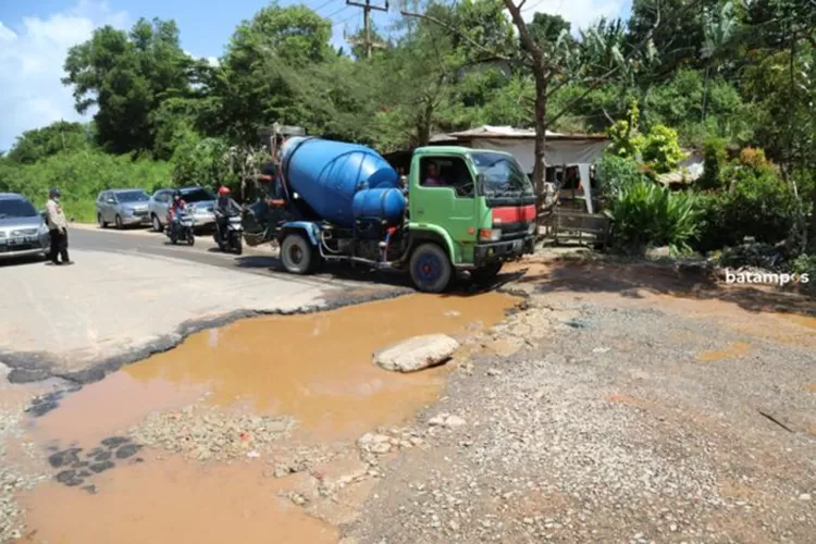 Dinas Pekerjaan Umum Penataan Ruang dan Pertanahan (PUPRP) Kepri mencatat, terdapat 210 kilometer jalan berstatus milik Provinsi Kepri, yang dalam kondisi rusak sedang hingga parah.