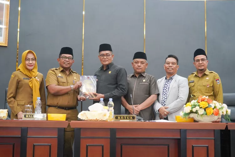 Pj Sekda Kota Padang Yosefriawan menyerahkan Ranperda RPJPD 2025-2045 kepada ketua DPRD Kota Padang Syafrial Kani. (IST)
