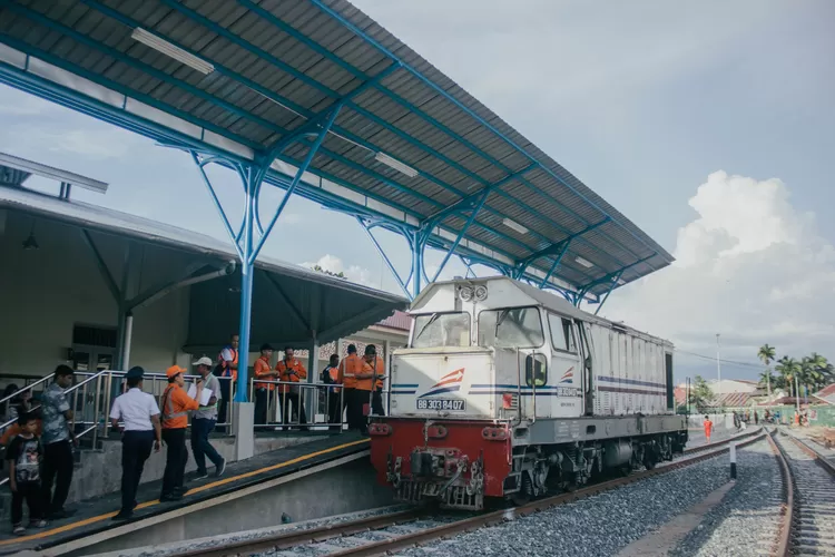 jalur kereta api Padang-Pulau Aie sudah dipagar agar jalur tersebut steril dari warga yang menyebrang jalur kereta api demi keselamatan warga sekitar. 